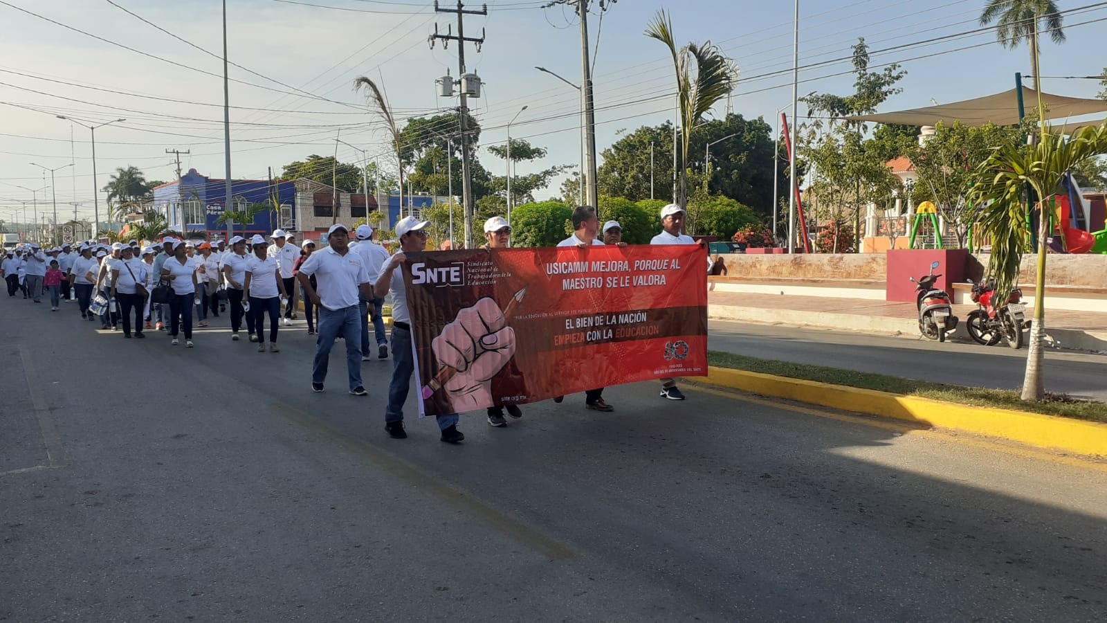 Marchan empleados en José María Morelos por el Día del Trabajo