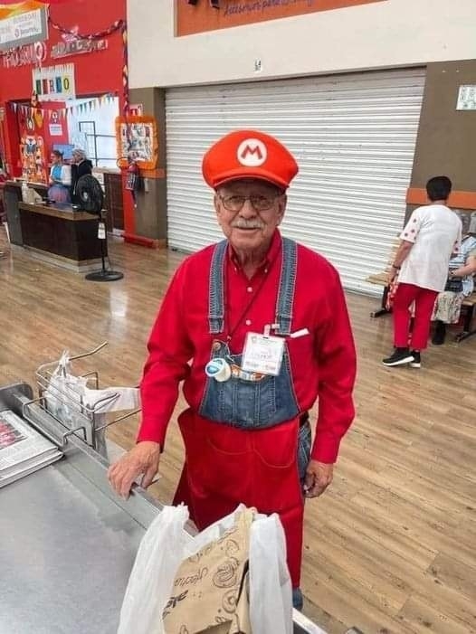 Abuelito se disfraza de Mario Bros en Coahuila por el Día del Niño; trabaja como cerillito