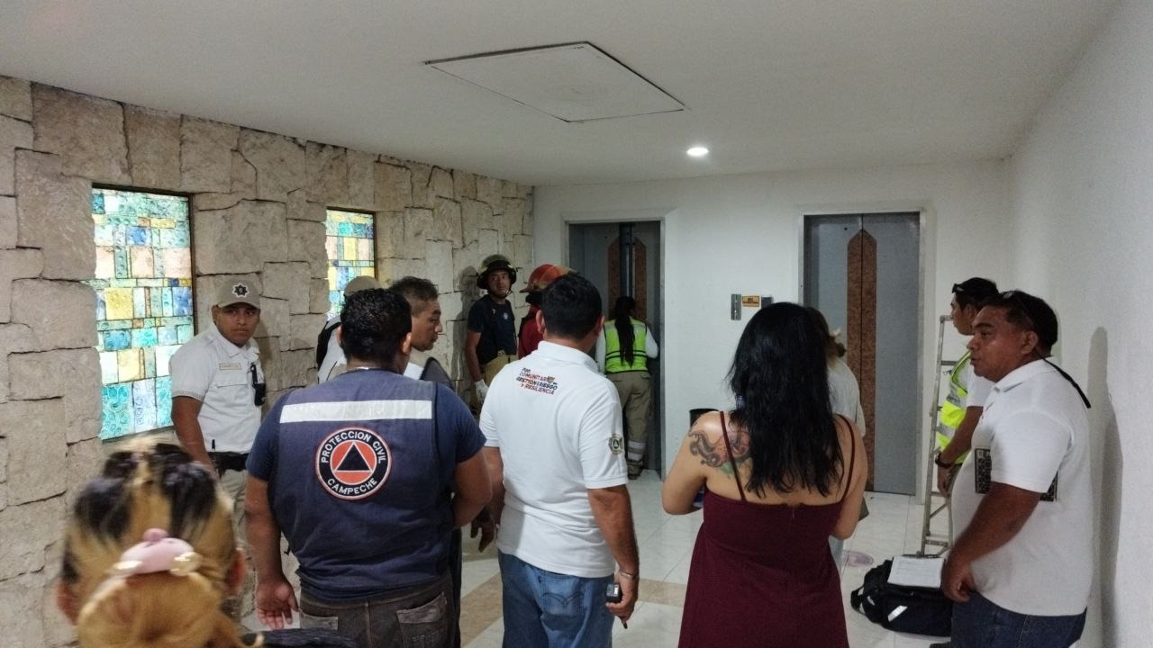 Turistas quedan atrapados en elevador de un hotel de Campeche
