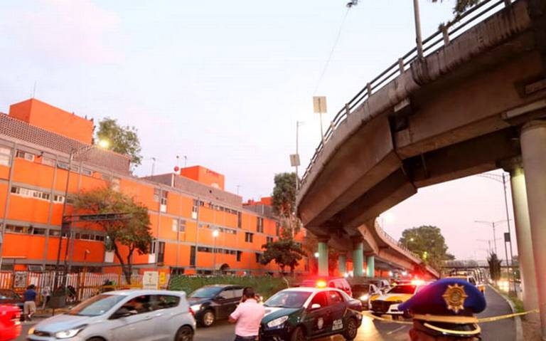 Muere motociclista al caer de puente vehicular en la alcaldía Venustiano Carranza, CDMX