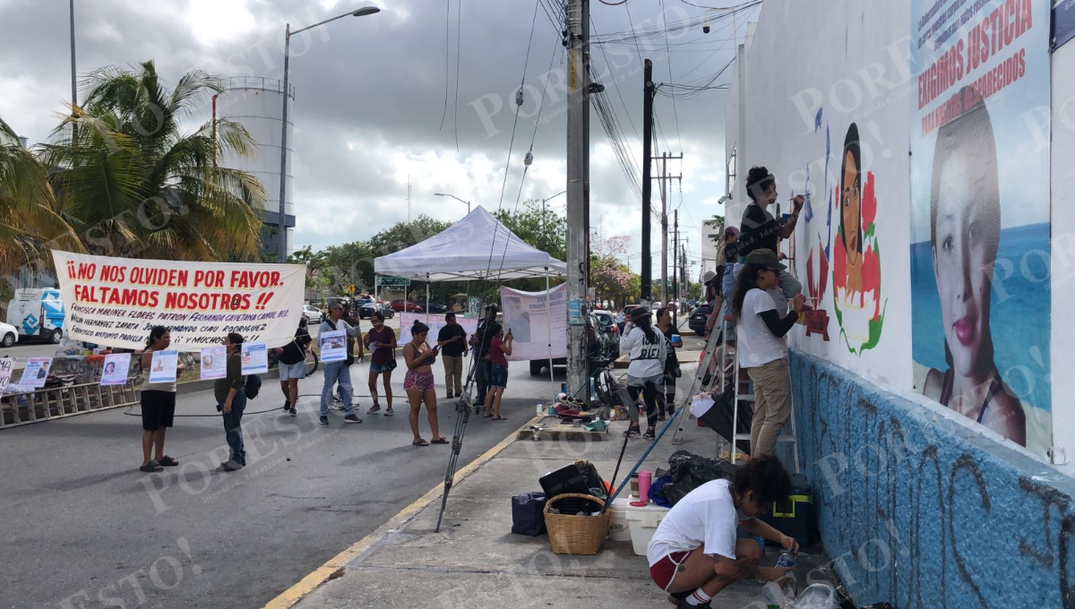 Madres buscadoras de Quintana Roo se manifiestan afuera de la FGE en Cancún