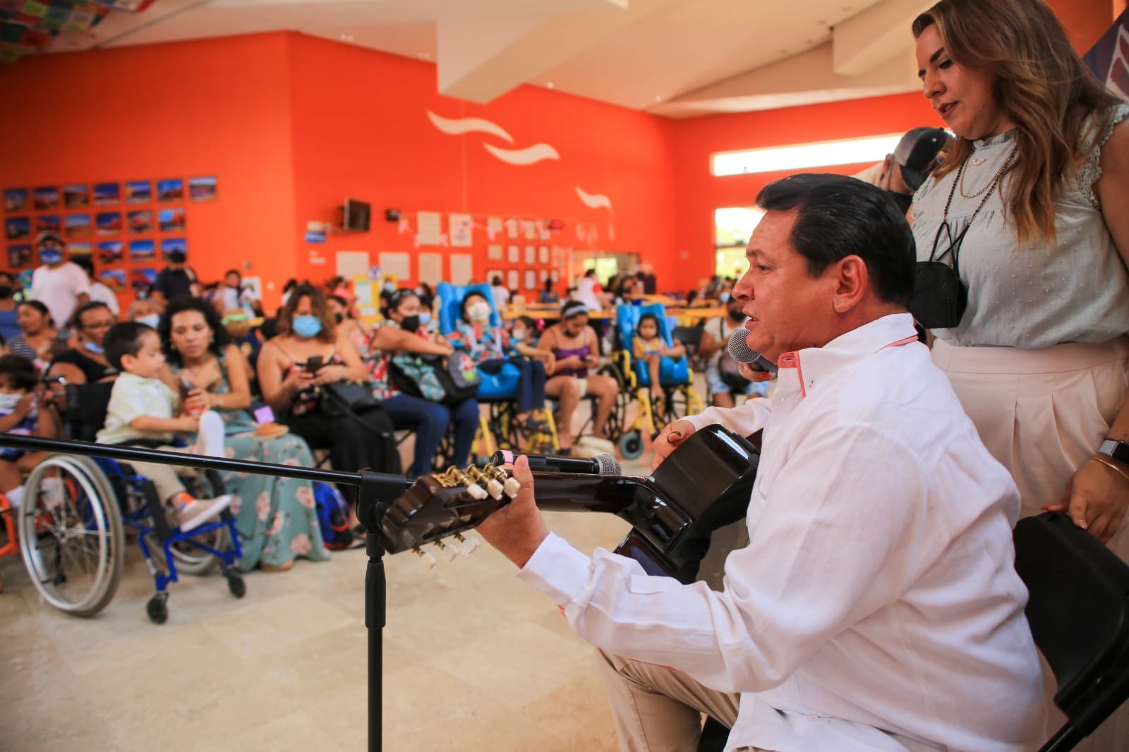 Joaquín Díaz Mena celebra a las mamás de los pacientes del CRIT Yucatán