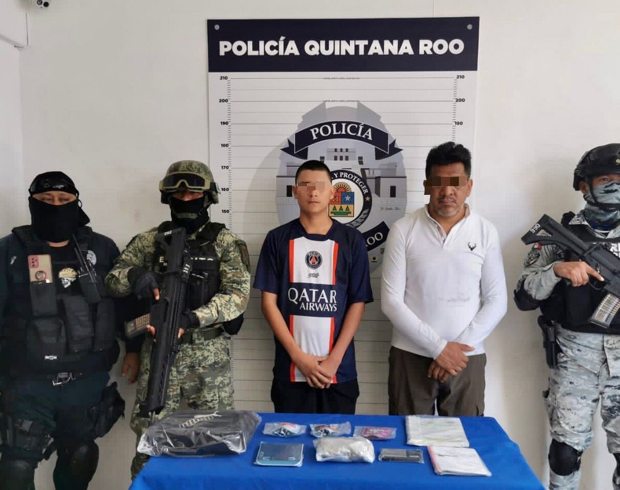 Arrestan a dos hombres semidesnudos y armados en Cancún