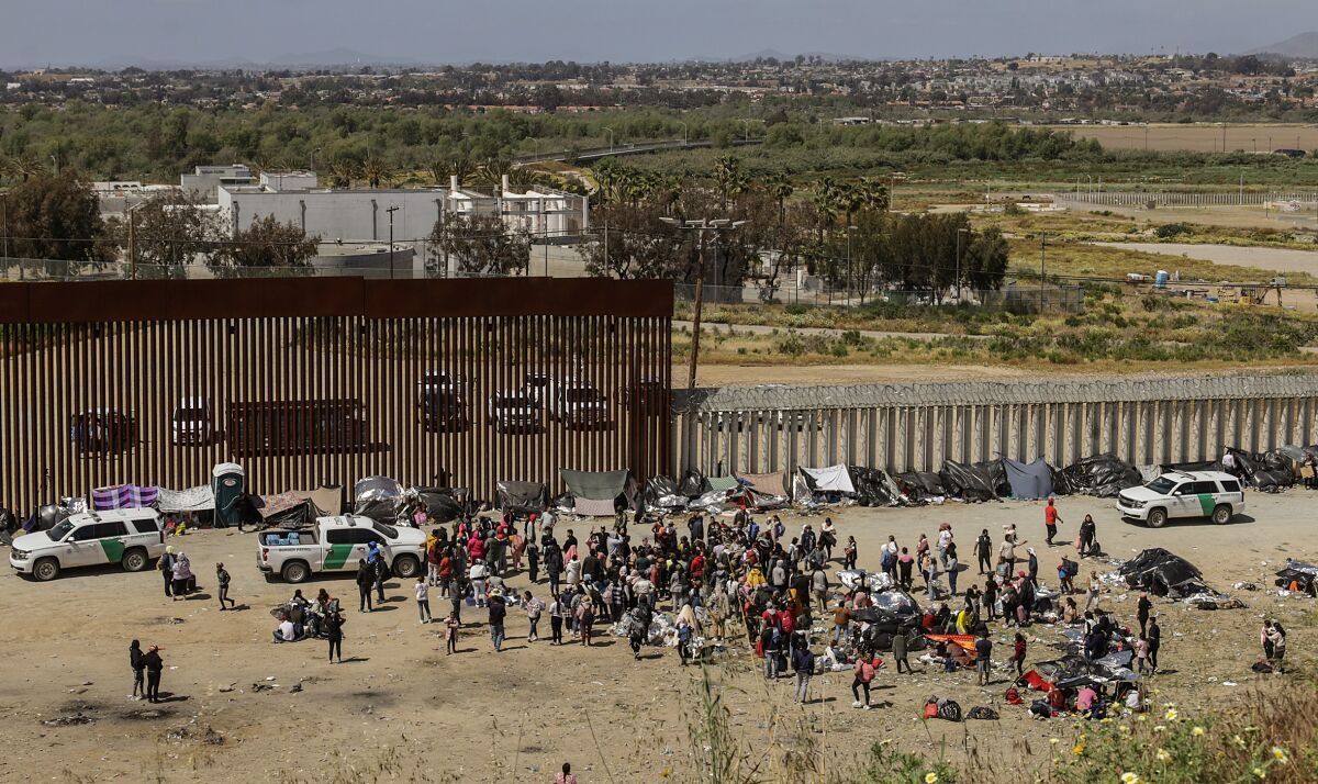 Miles de migrantes en la frontera de México con EU esperan el fin del Título 42
