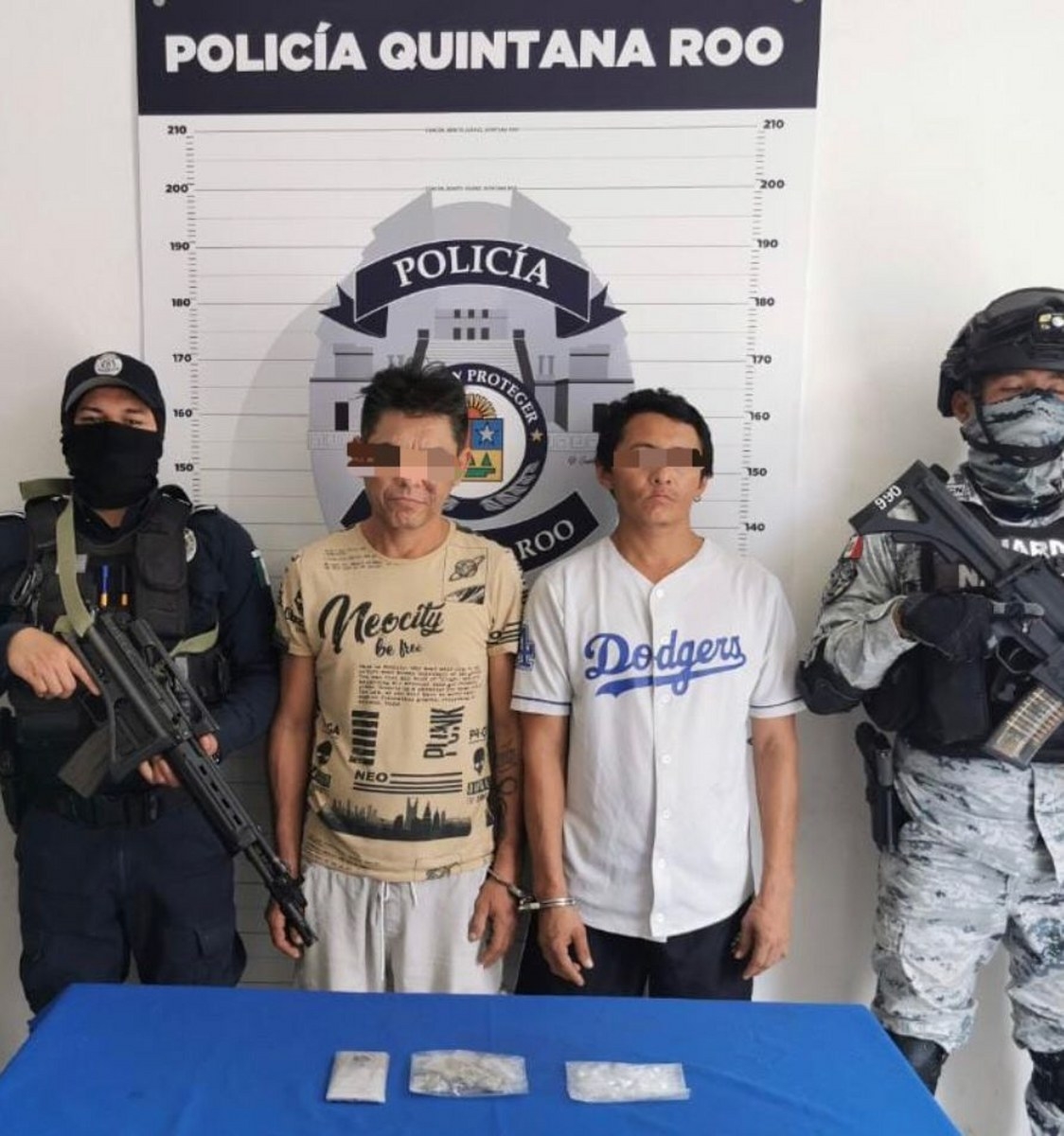 Arrestan a dos narcomenudistas en Cancún; policías decomisan 40 dosis de droga