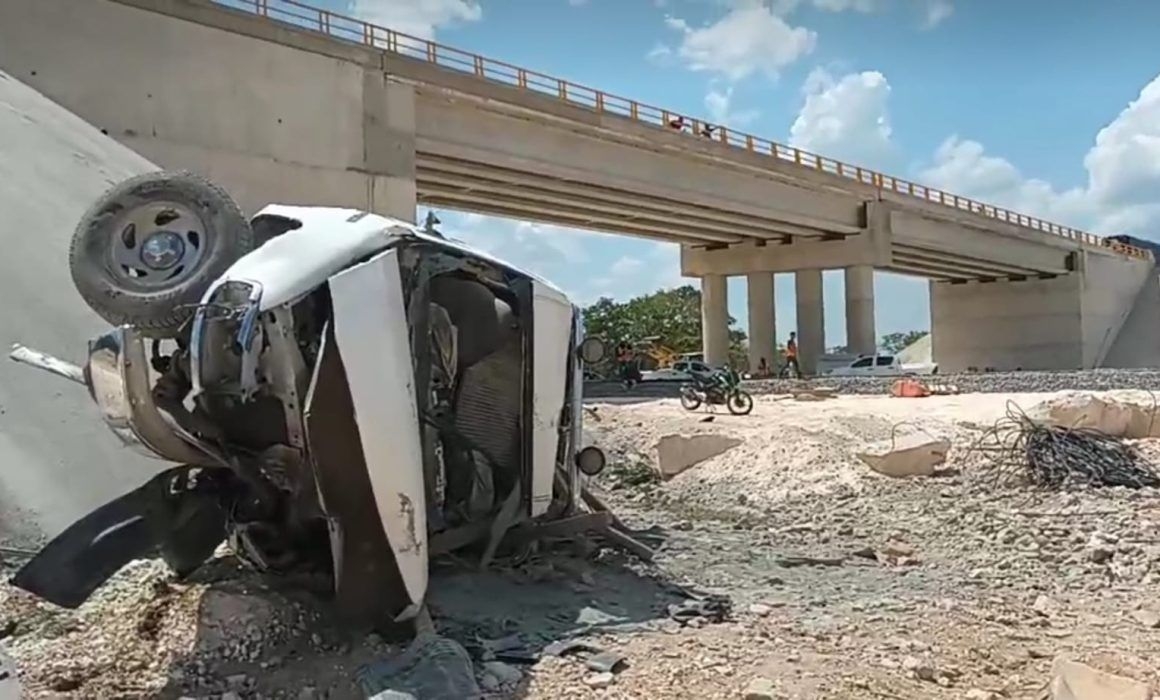 Camioneta cae de un puente de Valladolid; conductor fue trasladado de emergencia