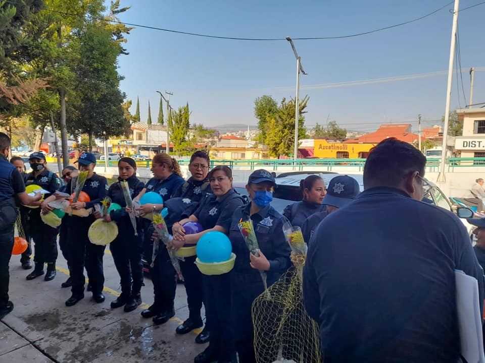 Regalan pelotas a mujeres policías por el Día de las Madres en Pachuca
