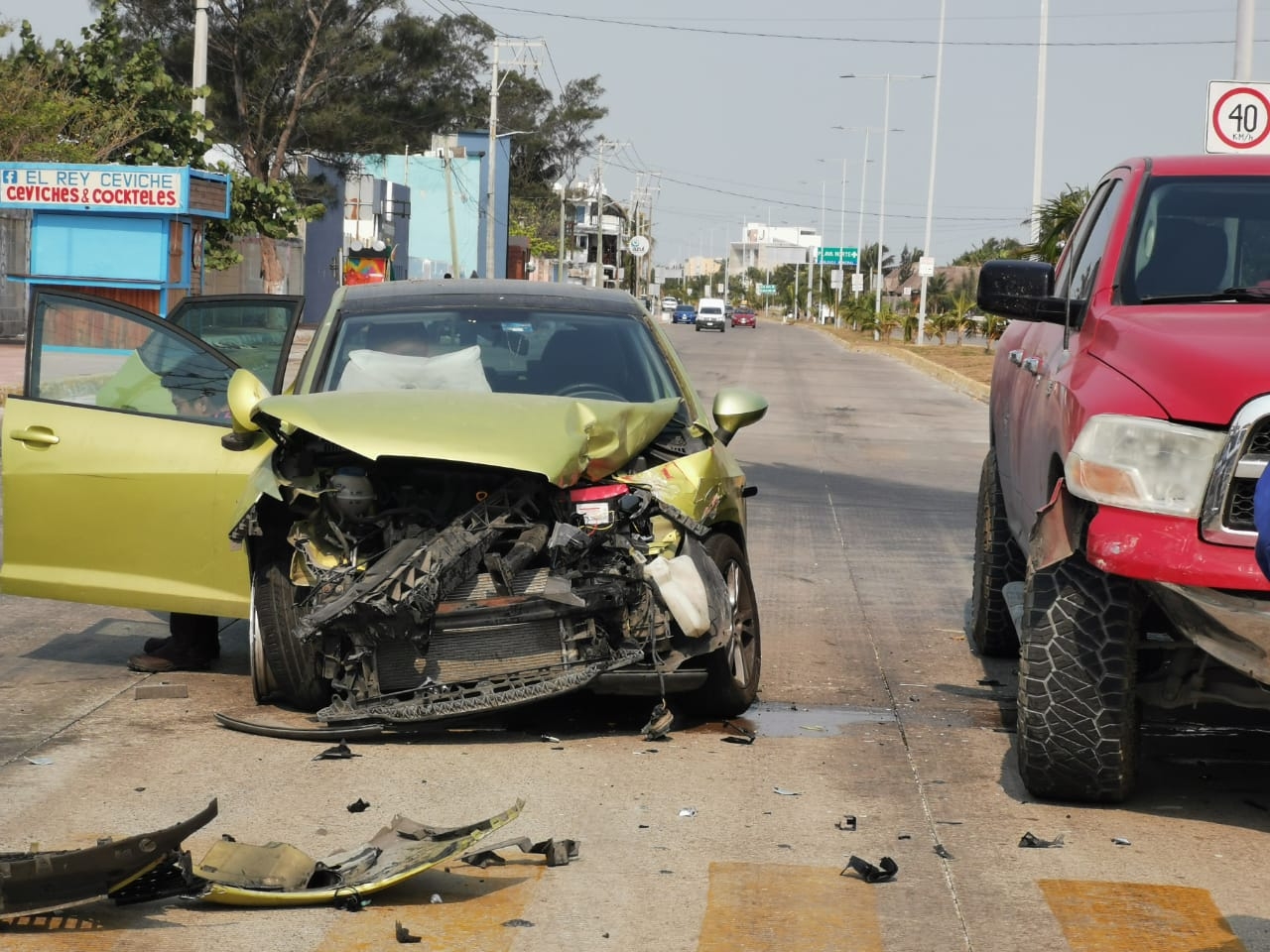 Veracruzano destroza su auto al chocar con una camioneta en Ciudad del Carmen
