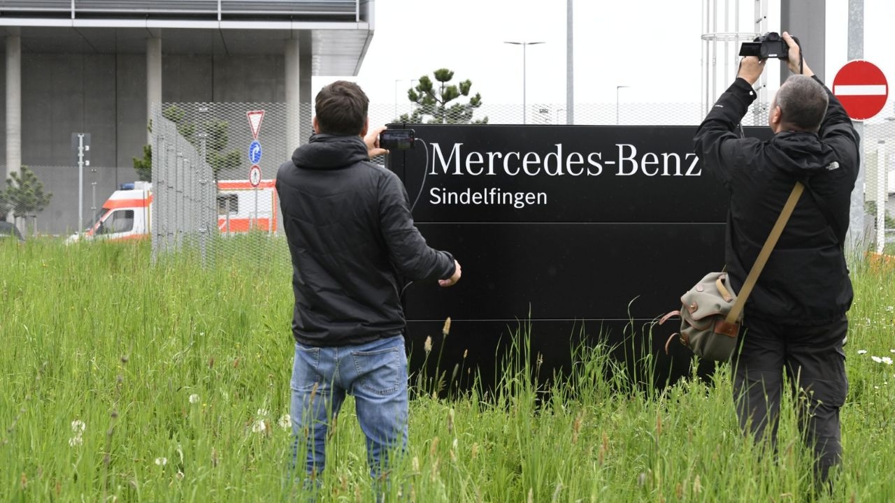 Ataque a tiros en fábrica de Mercedes en Alemania deja 2 muertos