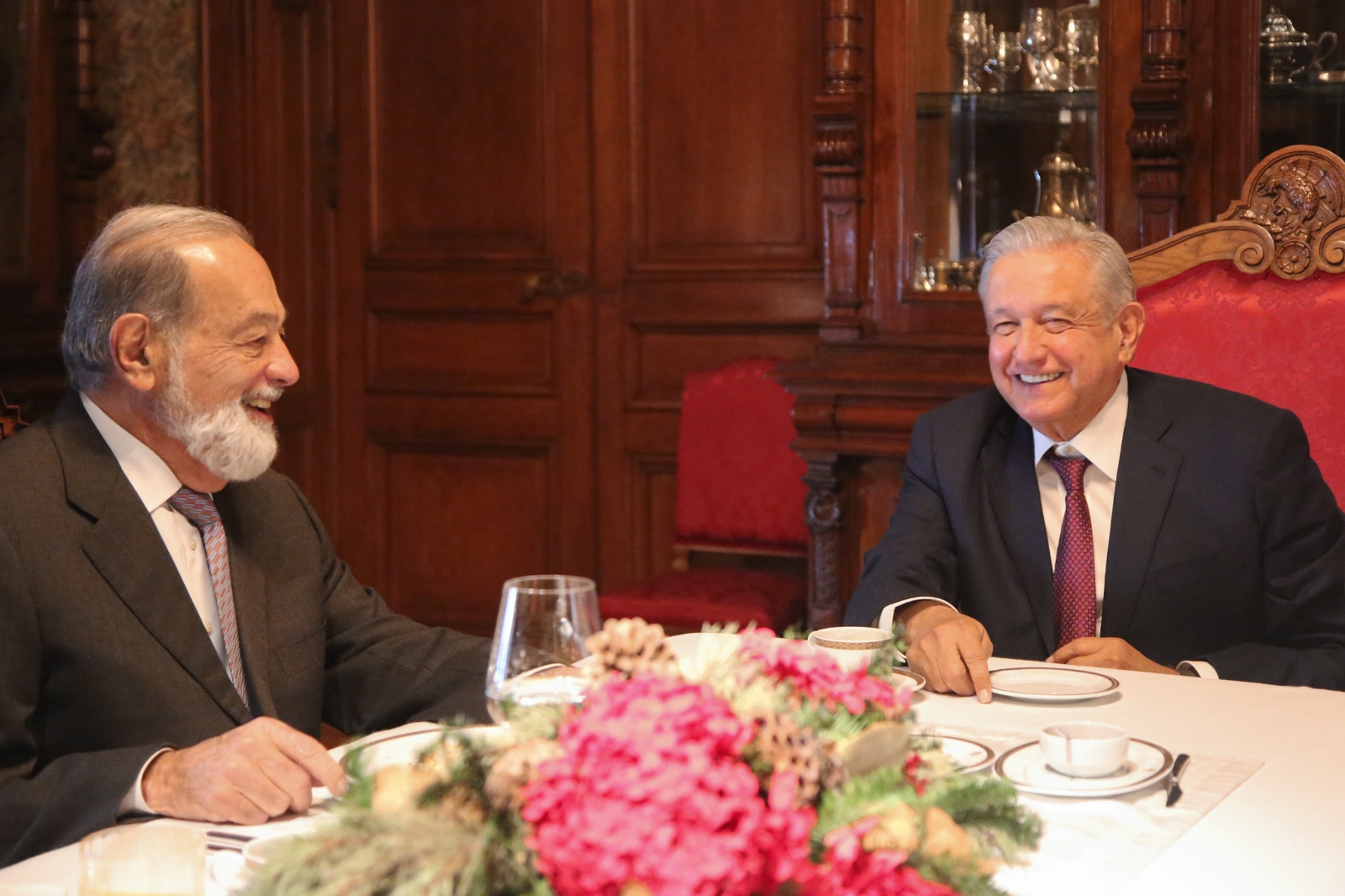 AMLO se reúne en Palacio Nacional con el empresario Carlos Slim