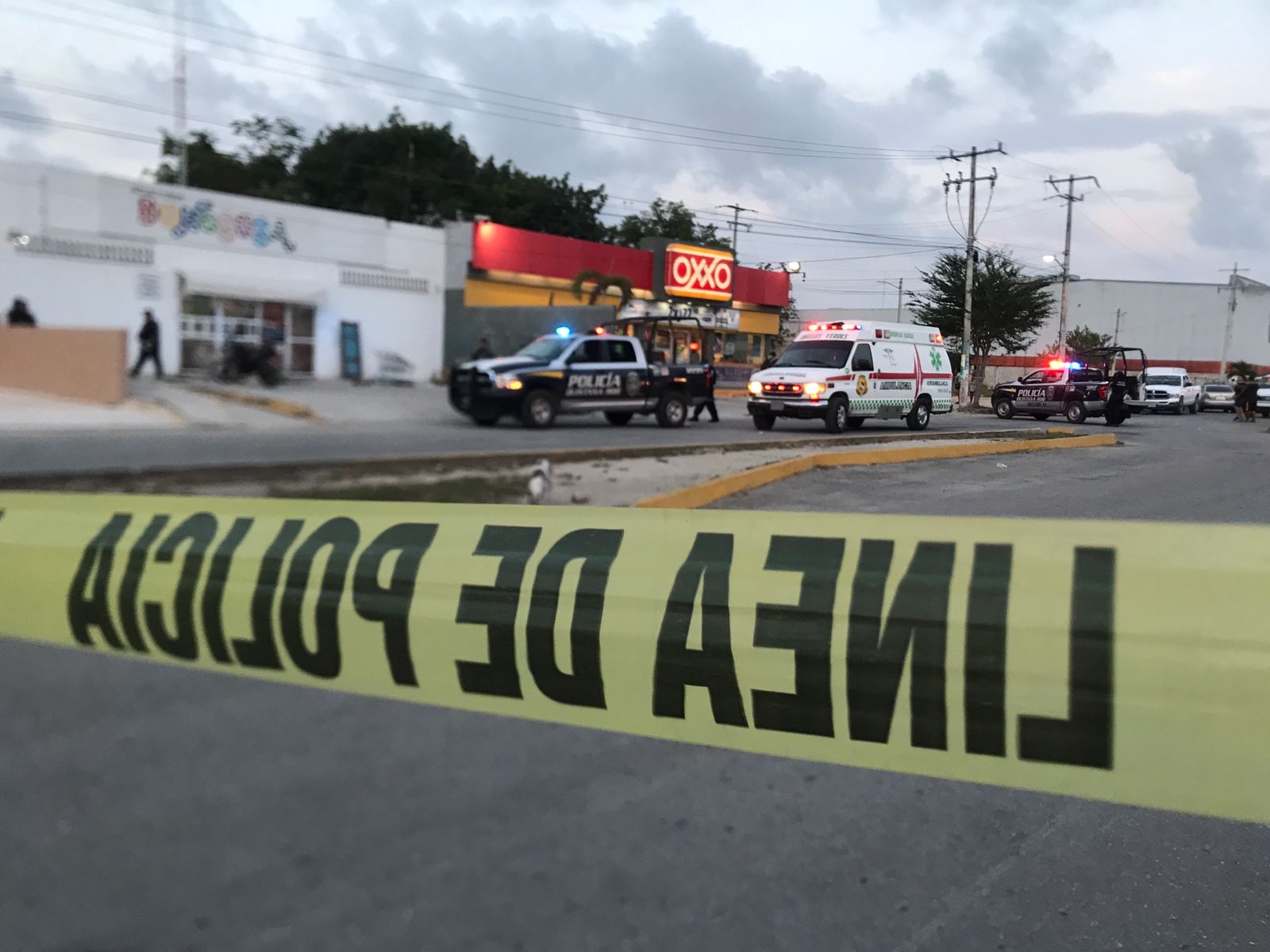 Asesinan a balazos a un hombre al interior de una tienda en Cancún