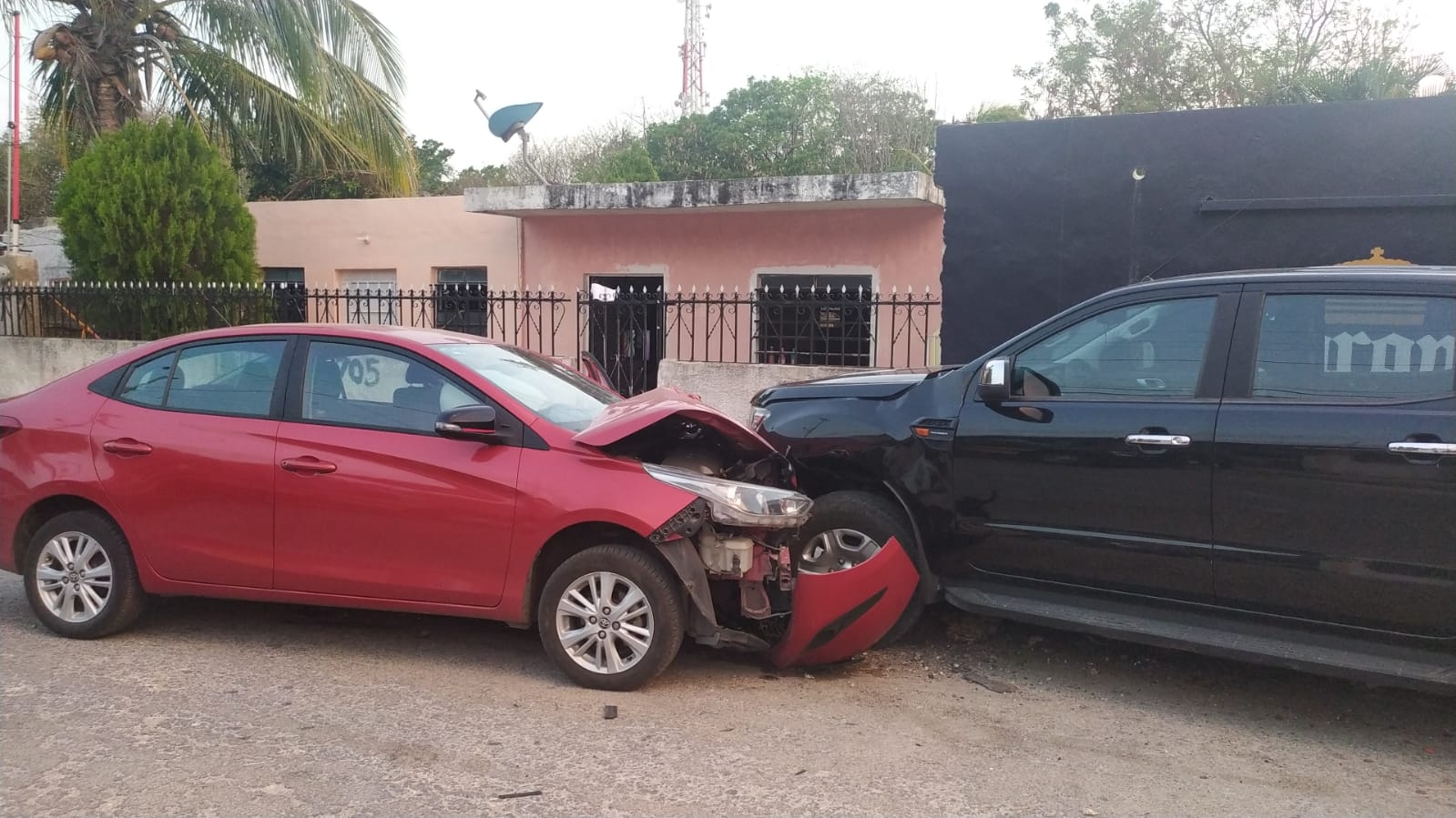 Automóvil choca contra una camioneta estacionada en Mérida; hay un herido