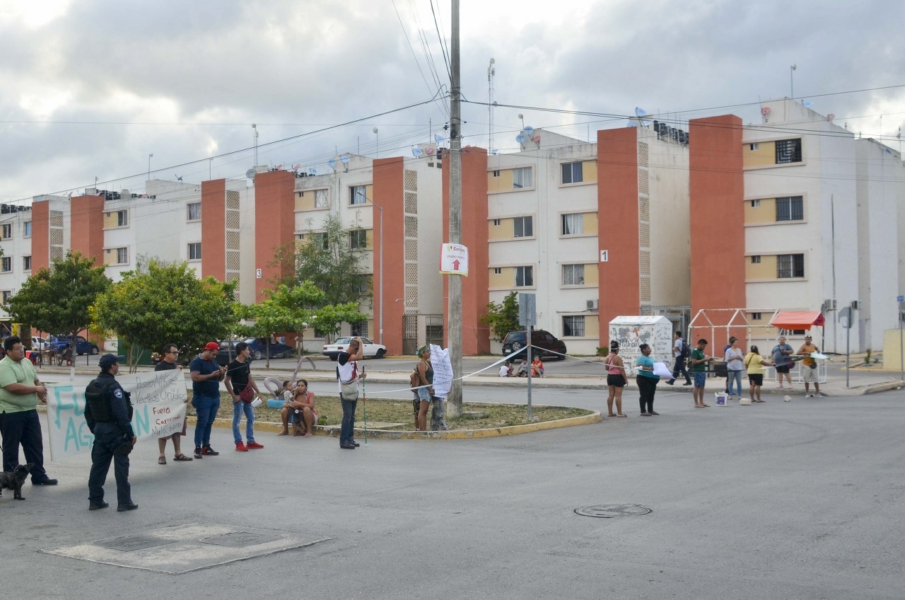 Habitantes de la Región 253 bloquean una avenida en Cancún como protesta contra Aguakan