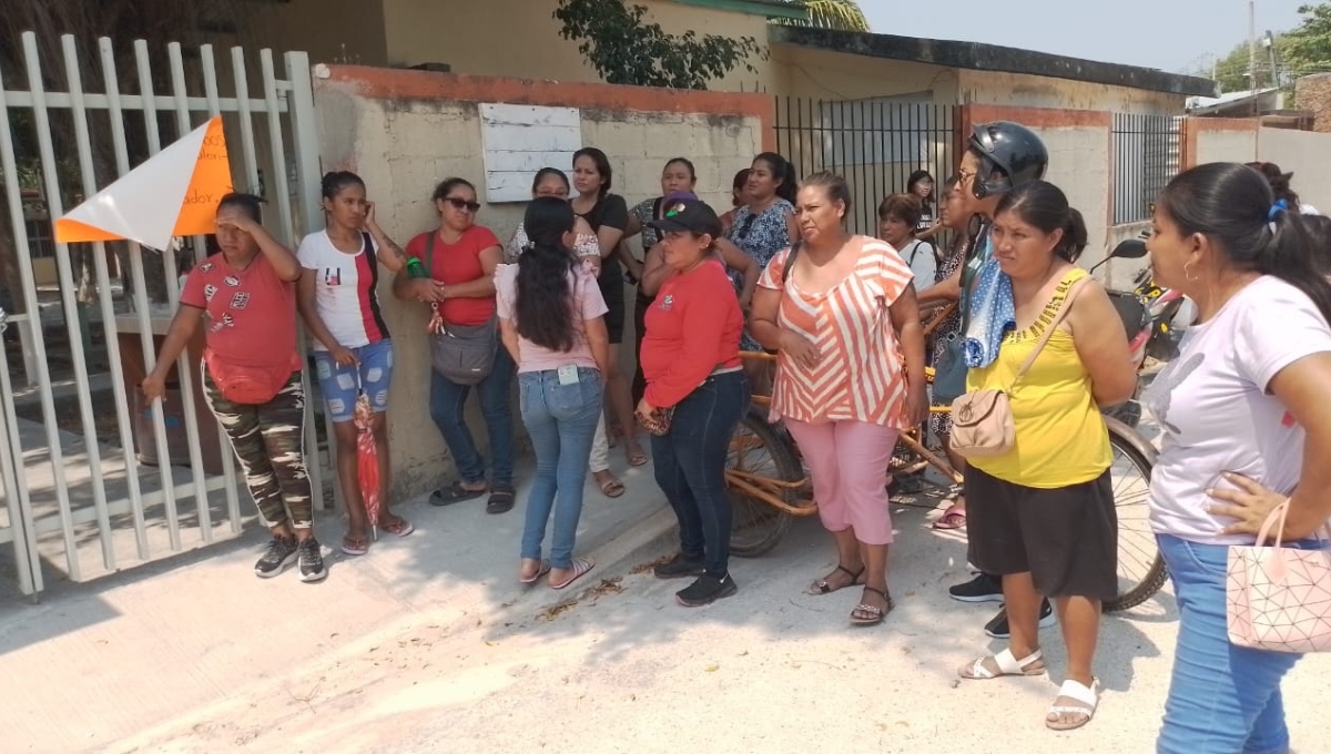 Seduc deja 'plantados' a padres de familia de una primaria en Escárcega; amenazan con huelga