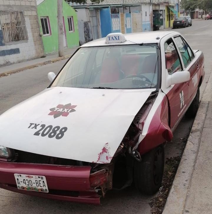 Taxista huye luego de estrellarse contra un poste de Telmex en Ciudad del Carmen