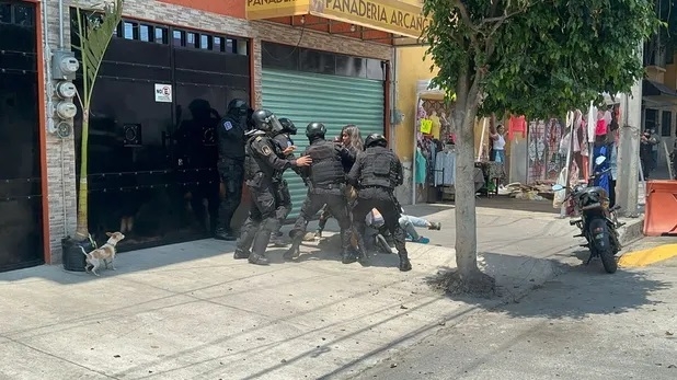 Vecinos de Azcapotzalco se enfrentan a policías