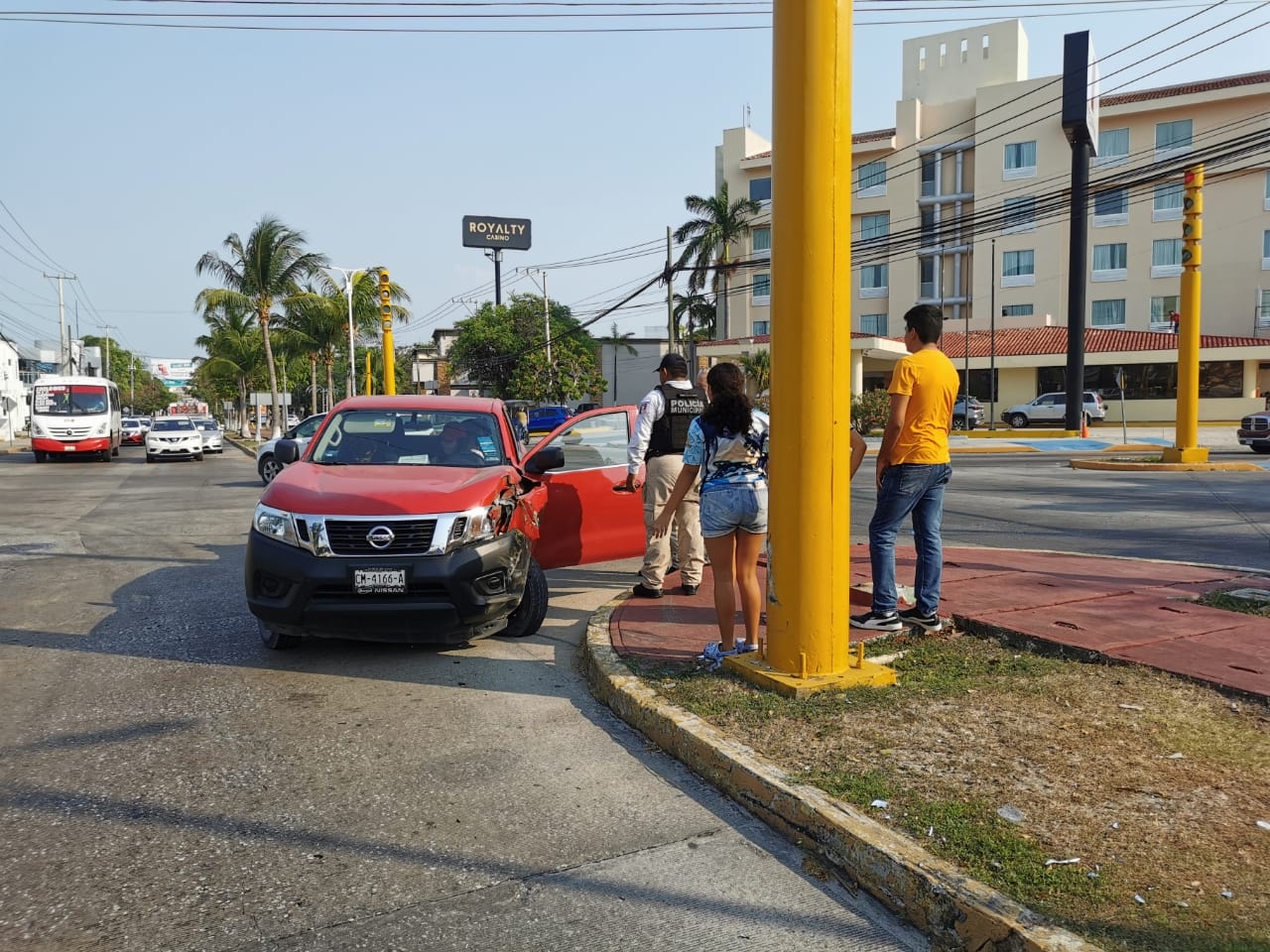 Joven conductora 'volantea' y choca contra un semáforo en Ciudad del Carmen
