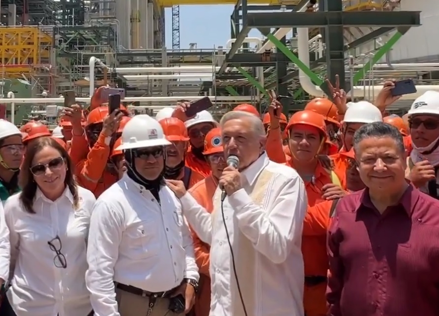AMLO supervisa obras de nueva planta coquizadora en la Refinería de Tula, Hidalgo