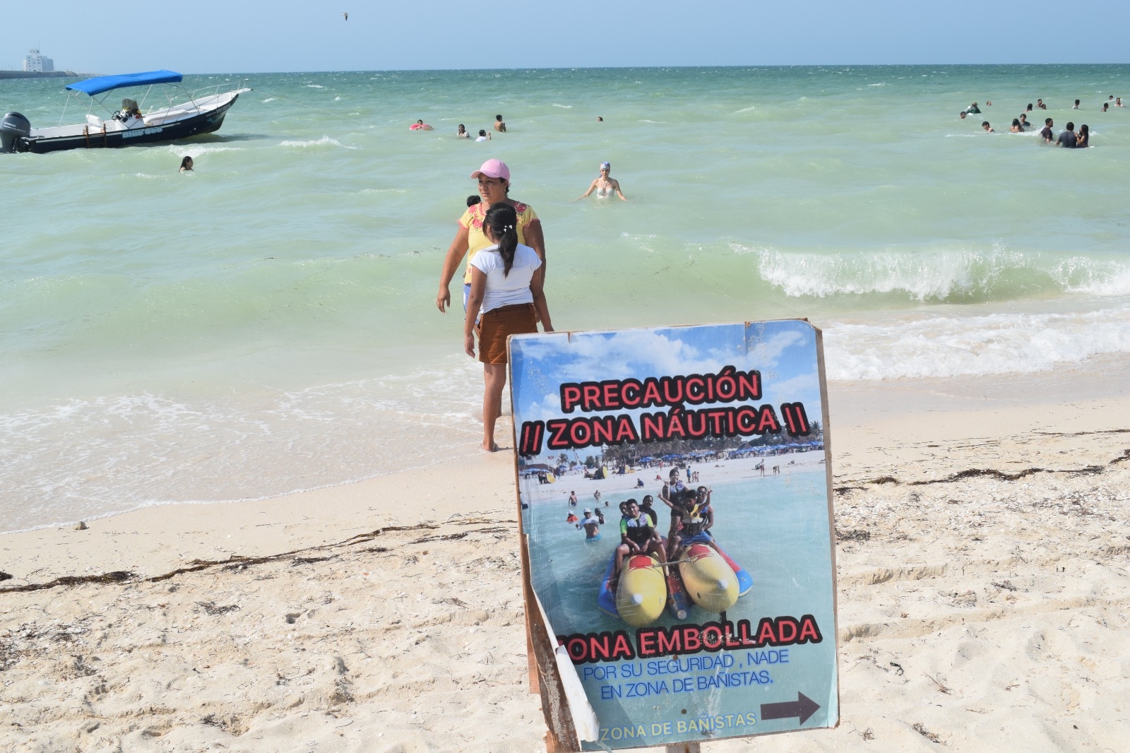 Turistas invaden las playas prohibidas de Progreso por falta de vigilancia