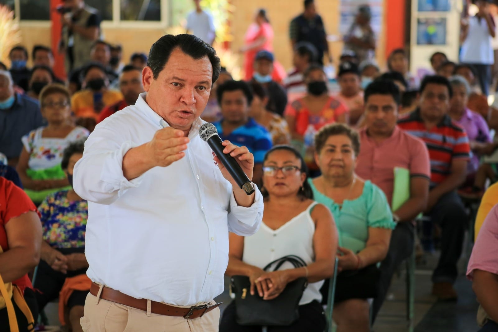 Joaquín Díaz Mena entrega apoyos de 'Por Una Mejor Vivienda' en Yucatán