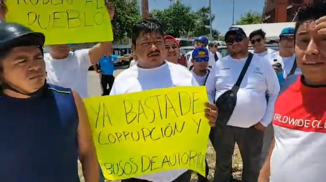 Mototaxistas de Puerto Aventuras protestan contra la policía por abuso de autoridad