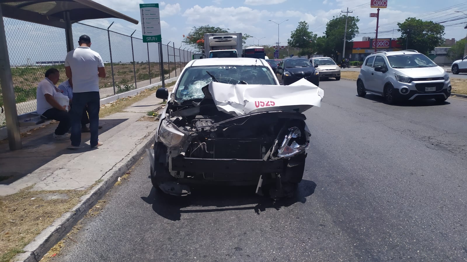 Choque entre un taxi y un camión en Mérida deja tres lesionados