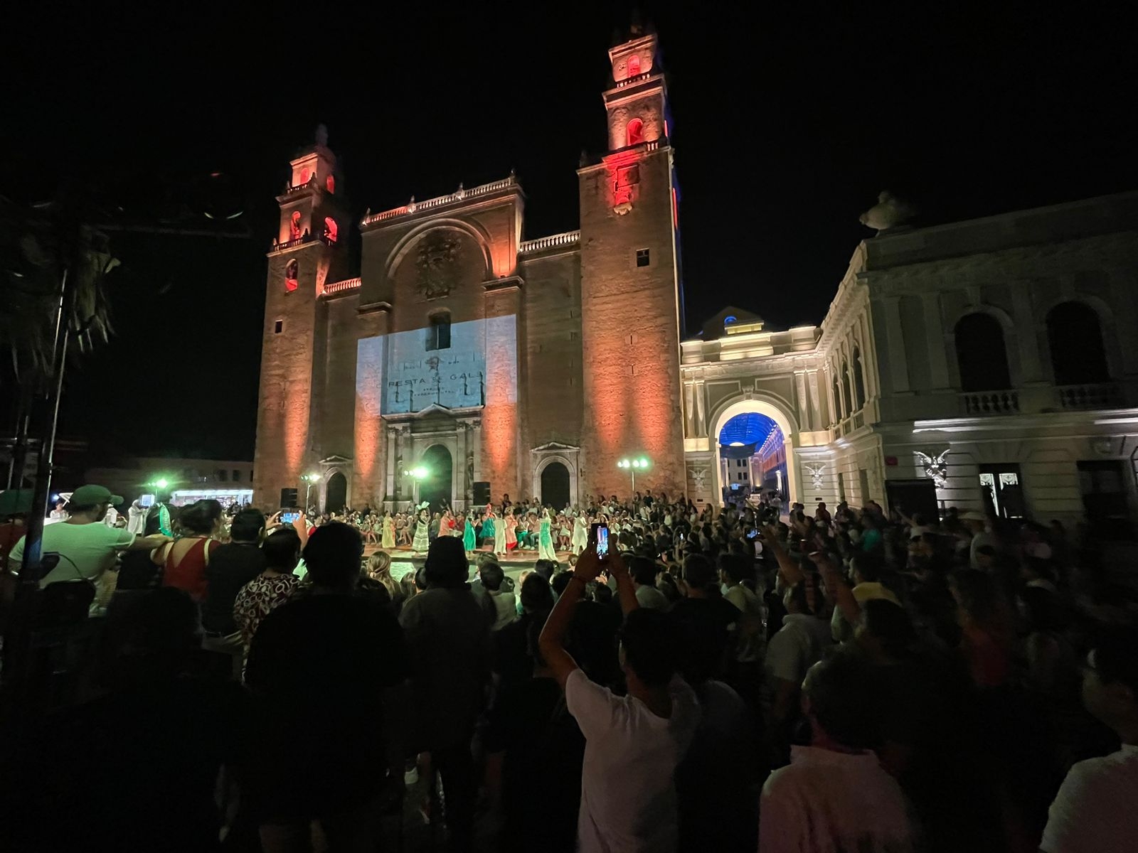 Miles de personas invaden el Centro Histórico de Mérida para disfrutar de la Noche Blanca 2023