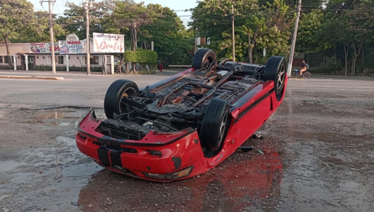 Auto de lujo vuelca tras impactar contra otro carro en Ciudad del Carmen