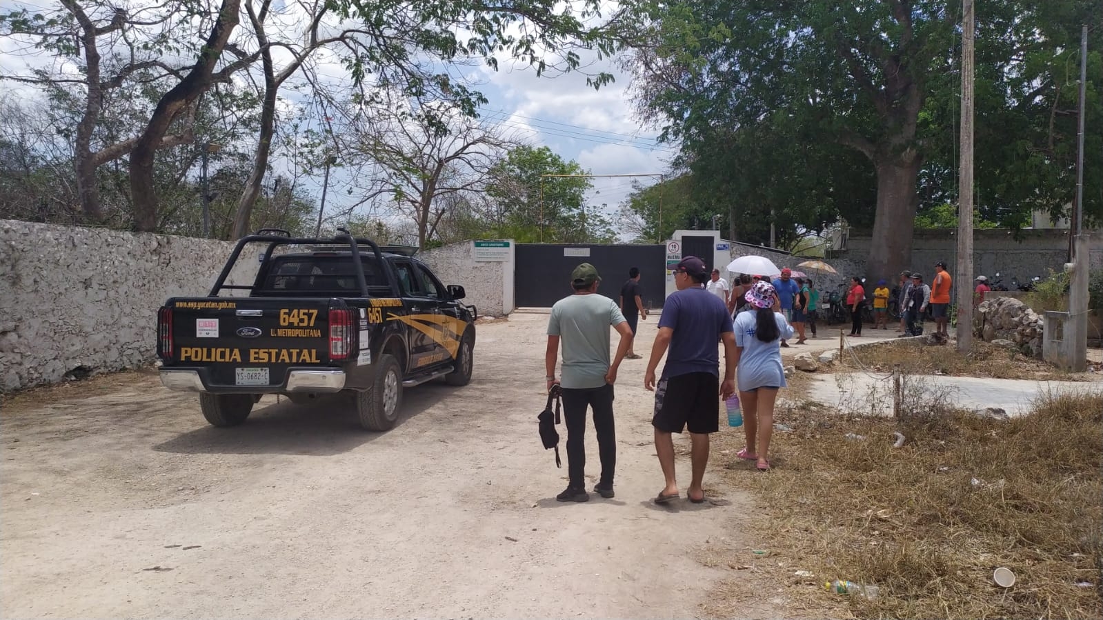 Vecinos de Santa María Chi, en Mérida, bloquean acceso a granja por quema de desechos: EN VIVO