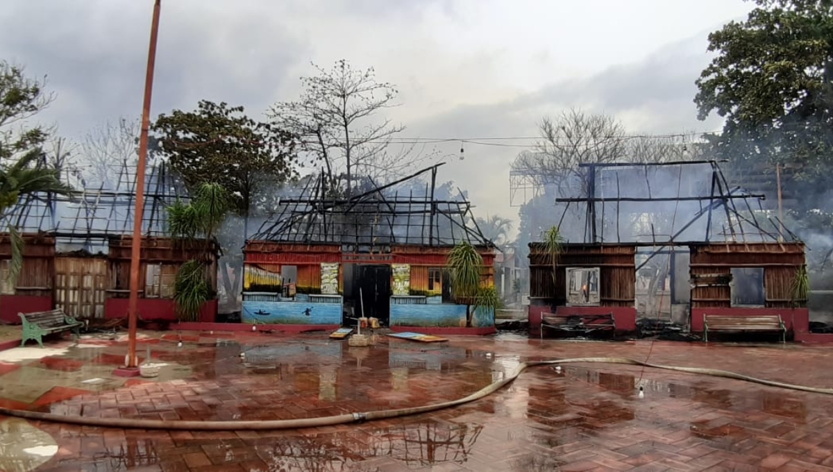 Un fuerte incendio en José María Morelos consume 4 palapas