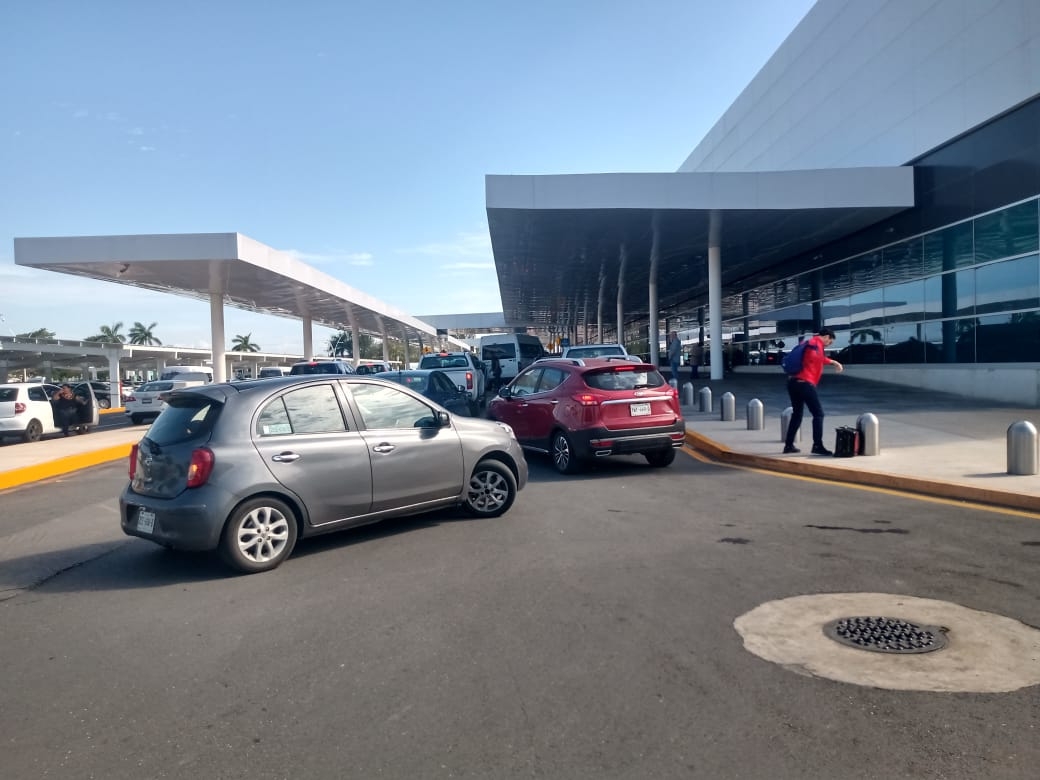 Personas que llegaron a recoger a pasajeros en el aeropuerto de Mérida causaron tráfico en el estacionamiento