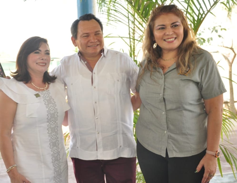 Joaquín Díaz Mena felicita a los maestros yucatecos en su día