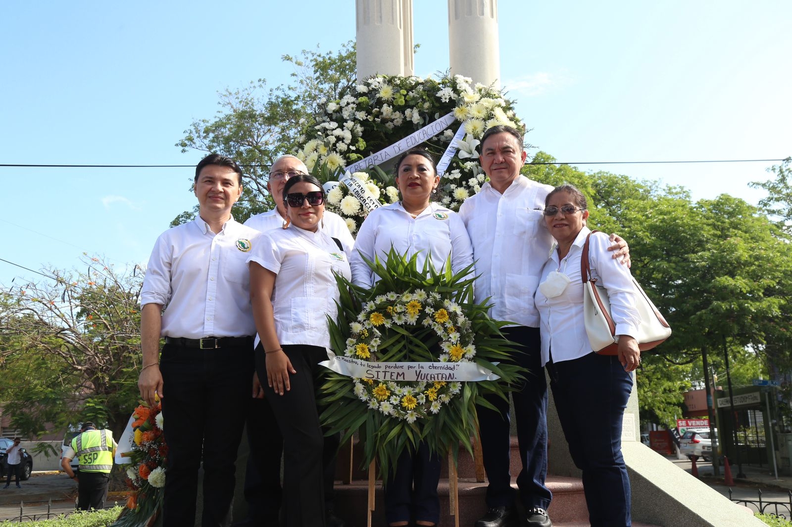 Liborio Vidal, titular de la Segey, coloca ofrenda floral por el Día del Maestro en Mérida