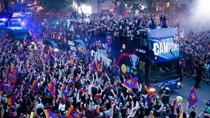 Aficionados del Barça piden el regreso de Messi durante la celebración de liga