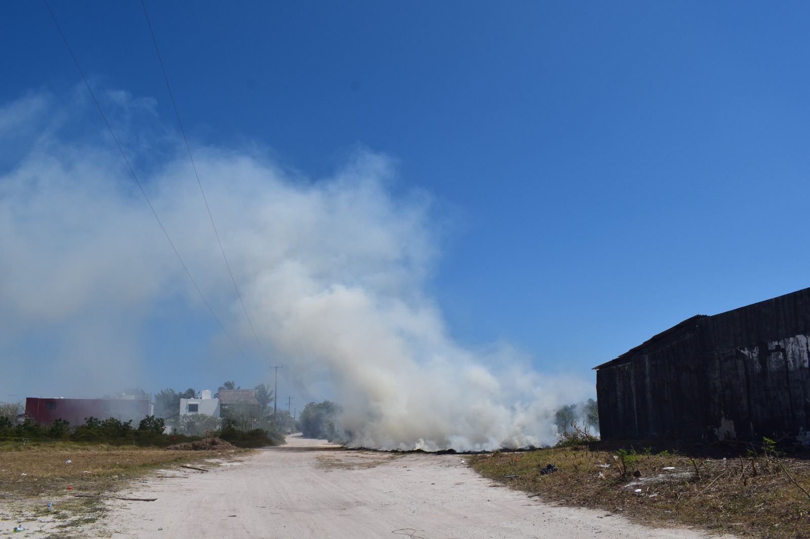 Incendio consume maleza en la zona de antros de Progreso