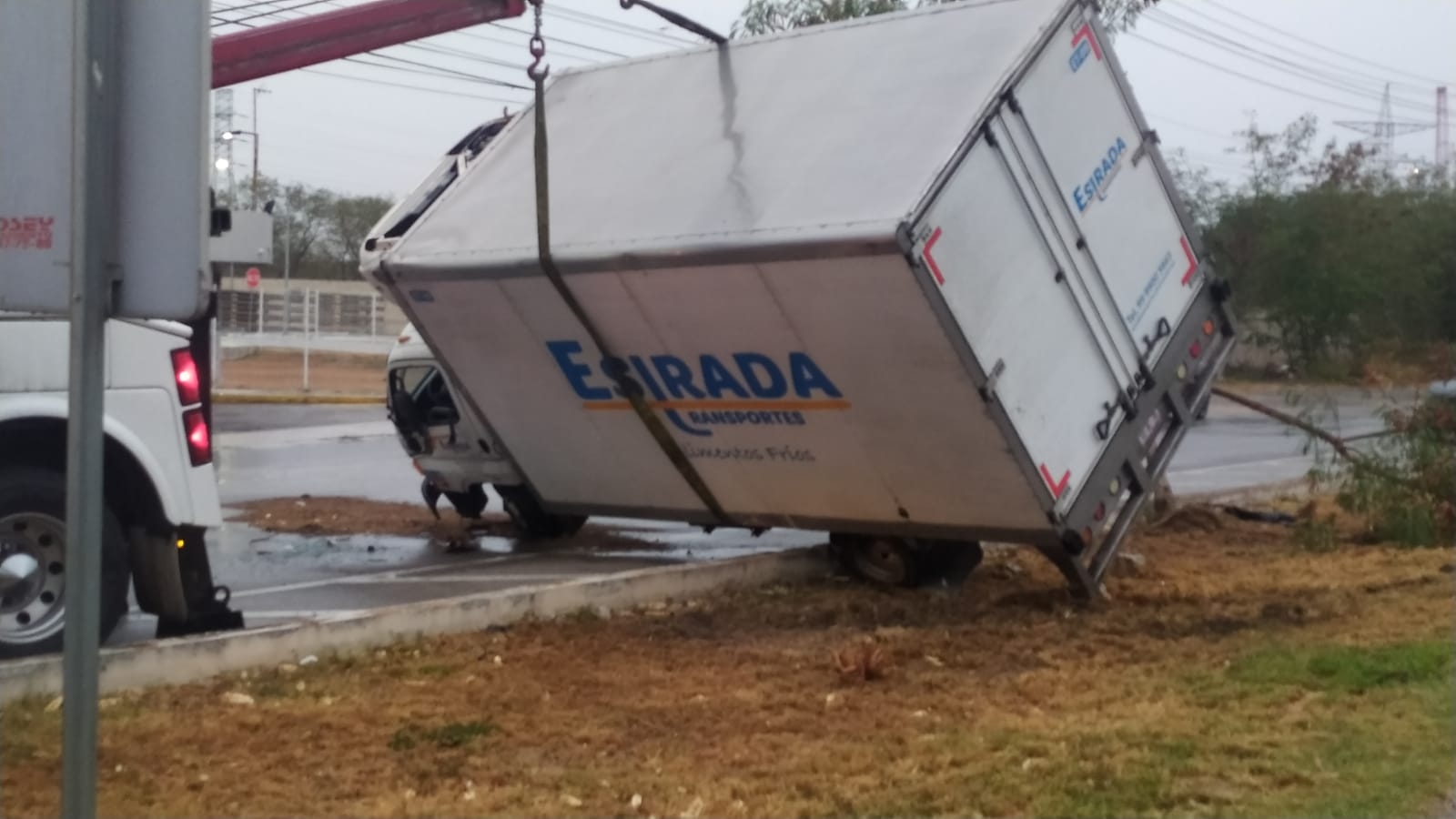 Camión vuelca sobre el Periférico de Mérida tras el estallido de una llanta