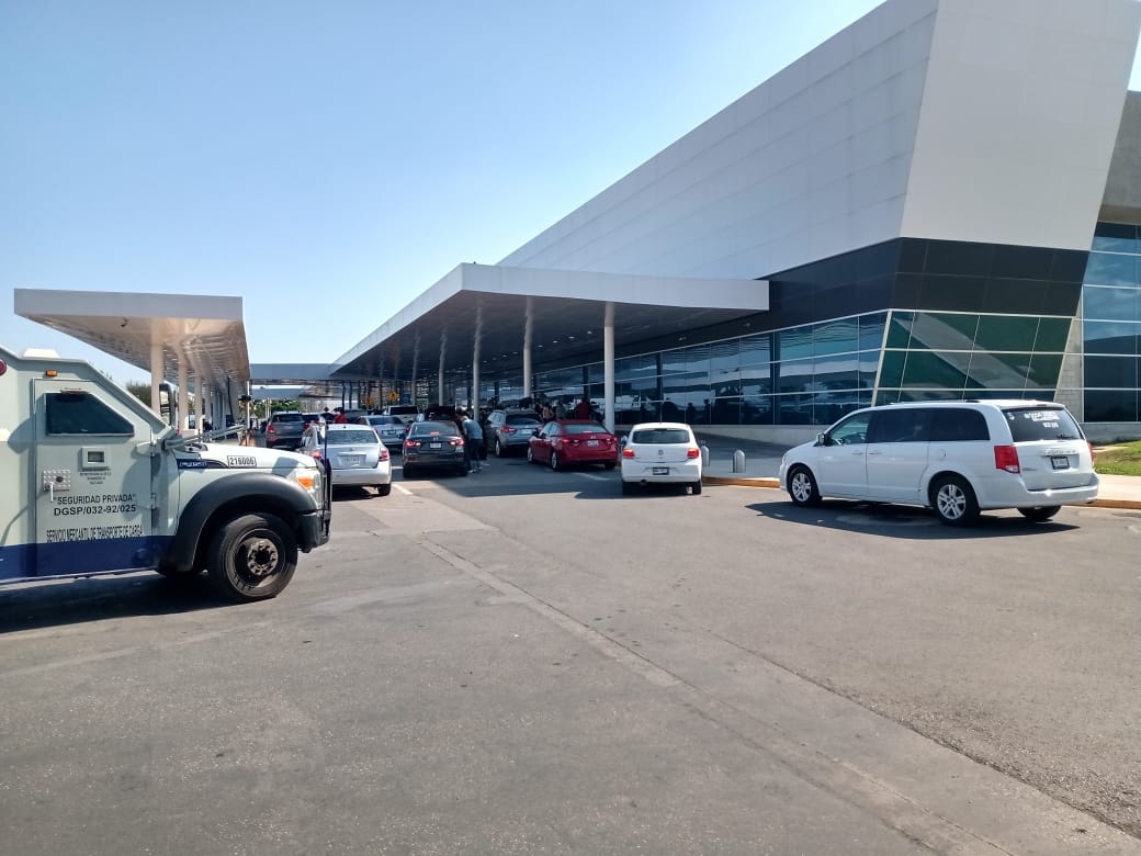Llegada de vuelos matutinos al aeropuerto de Mérida genera caos vial