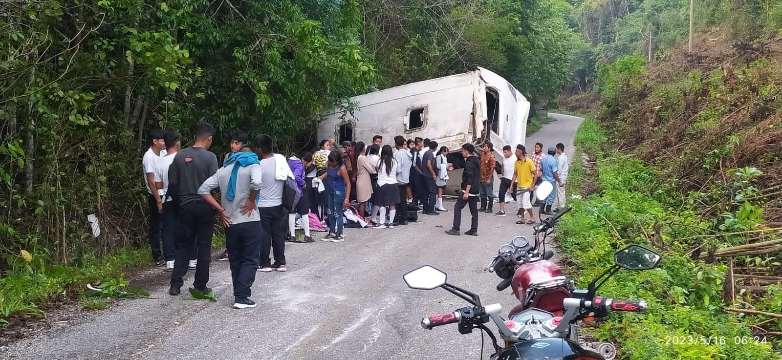 Camión vuelca con estudiantes en la zona limítrofe entre Quintana Roo y Campeche; hay seis heridos