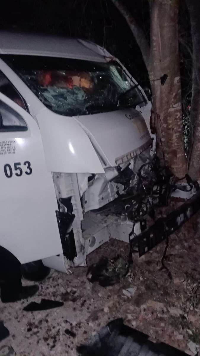 Cancún: Chofer de Caribbean Taxi termina prensado en accidente