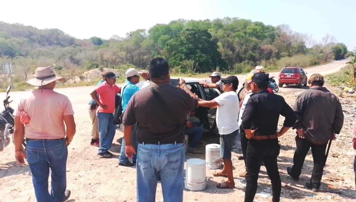 Desde las 07:00 horas, un grupo de aproximado de 30 ejidatarios perteneciente al rejado de Escárcega se plantaron con vehículos