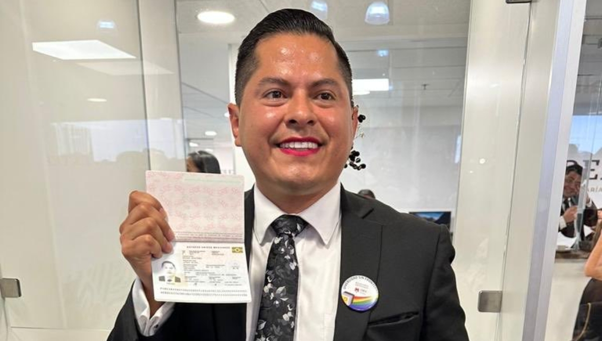 'Magistrade' Ociel Baena recibe el primer pasaporte No Binario en México