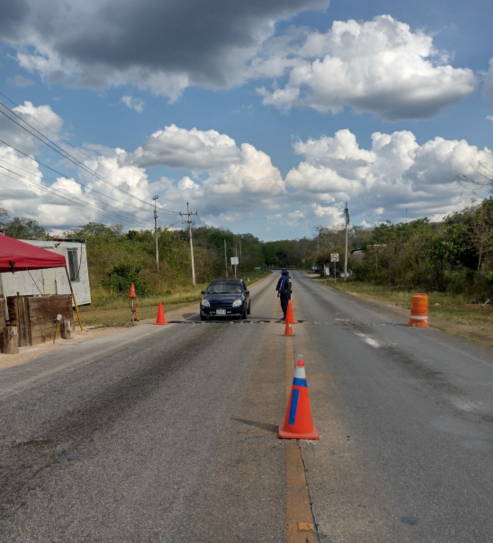 Detienen a tres hombres que viajaban en auto de servicio público de Tulum