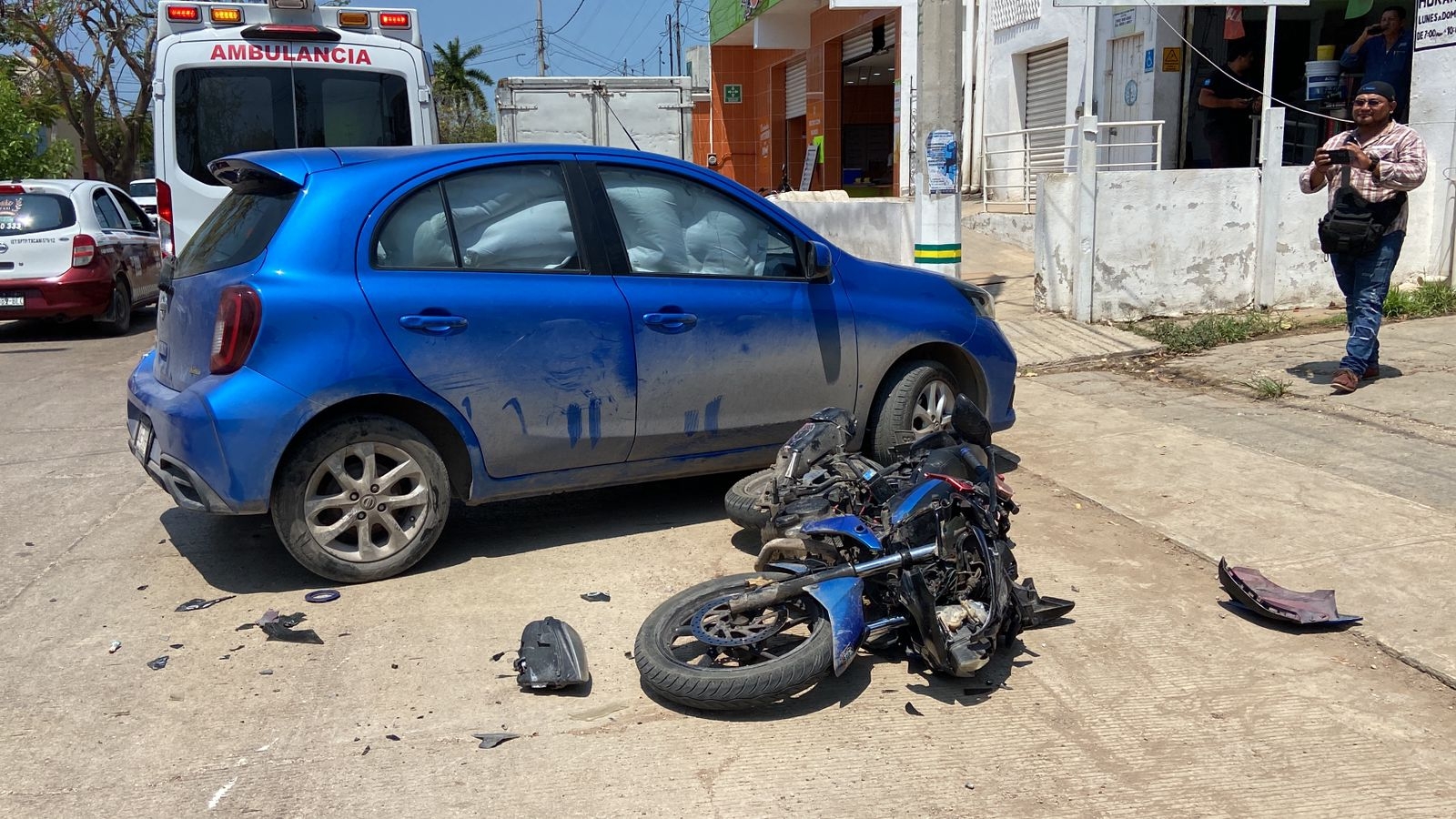 Motociclista resulta herido tras chocar contra un auto en Campeche