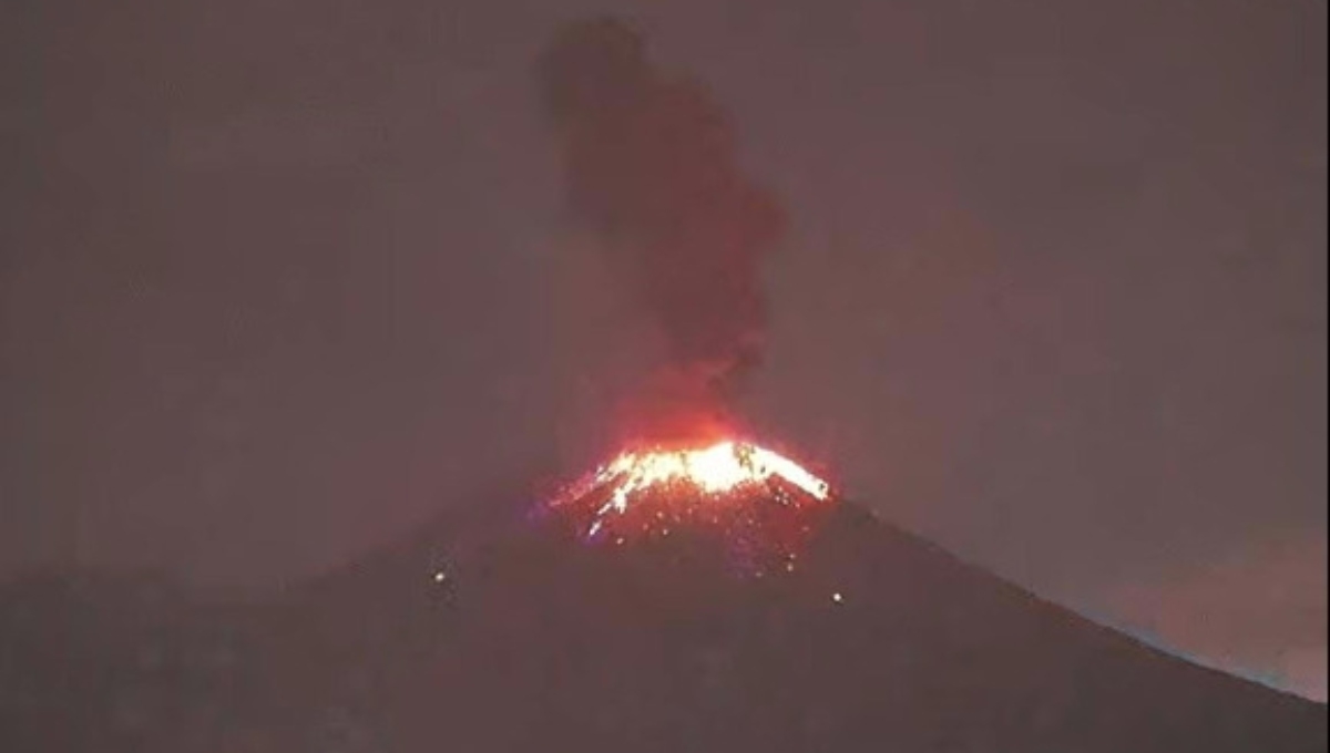 Explosión del volcán Popocatépetl expulsa material incandescente