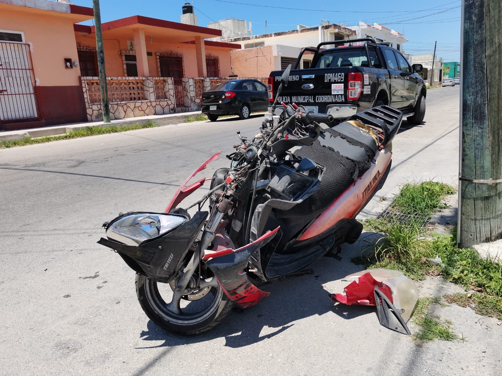 La motocicleta quedó destrozada del frente