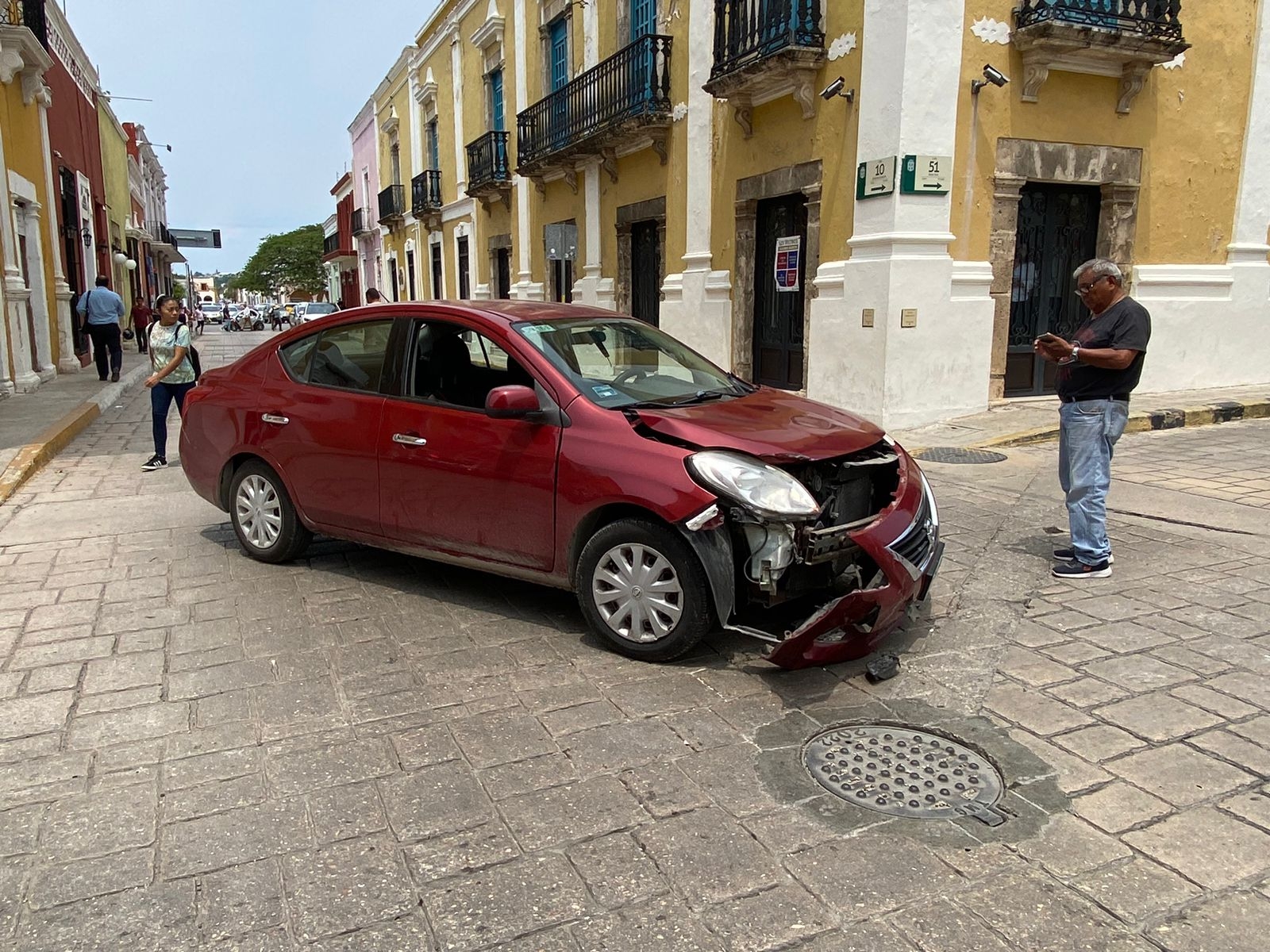 Conductor no respeta el alto y choca contra un auto en el Centro de Campeche