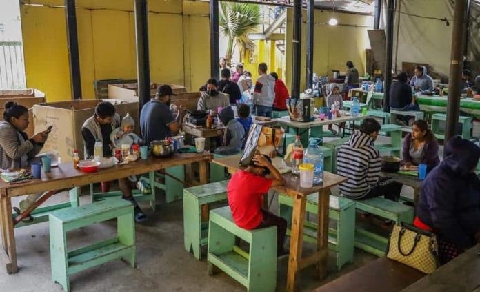 Migrantes acaparan albergues en Tijuana tras una semana del término del Título 42
