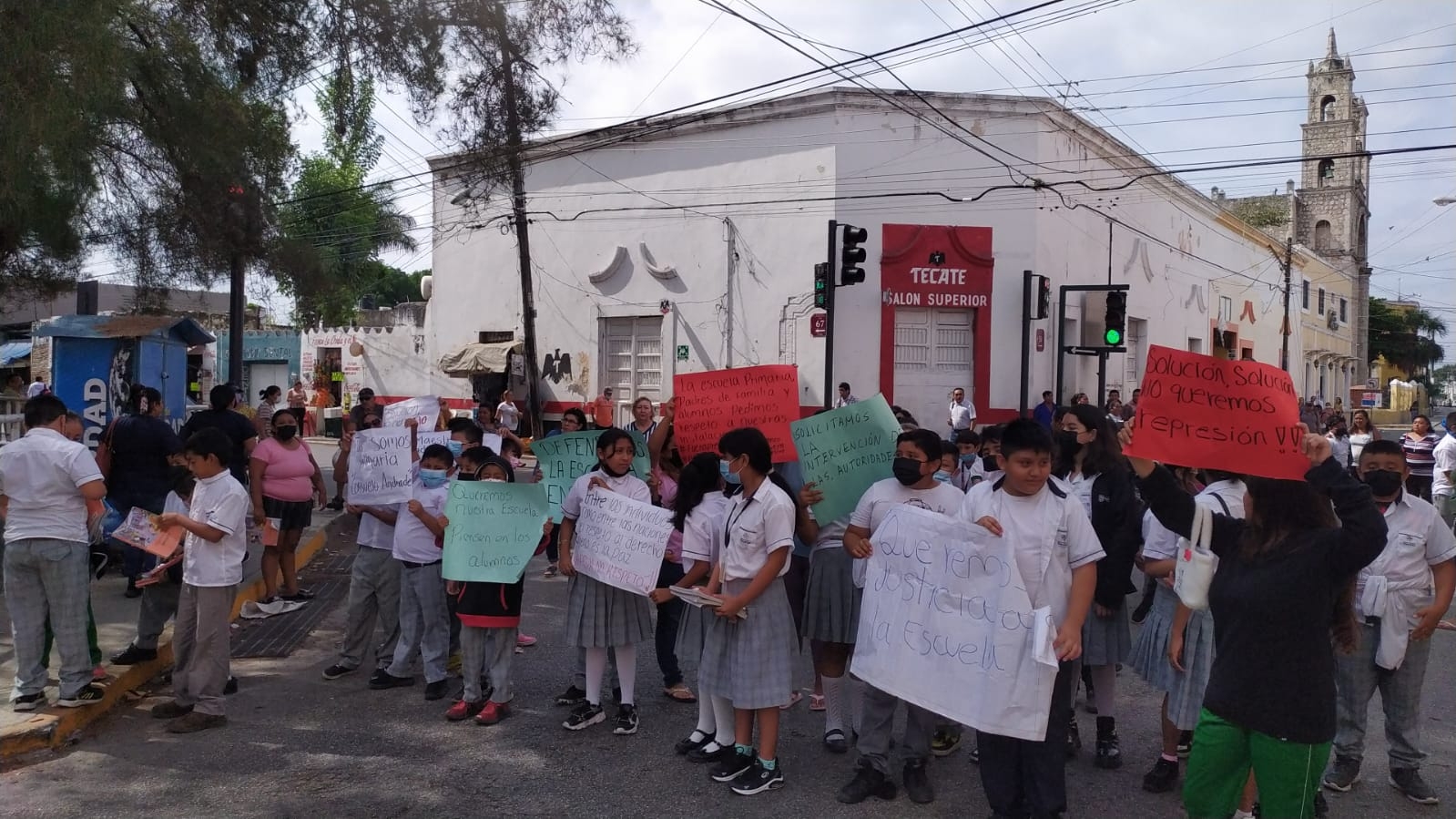 Alumnos y maestros de Mérida protestan por 'robo' de espacios en su escuela: EN VIVO