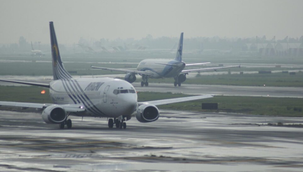 Aeropuerto de Ciudad de México abre operaciones tras retirar ceniza volcánica