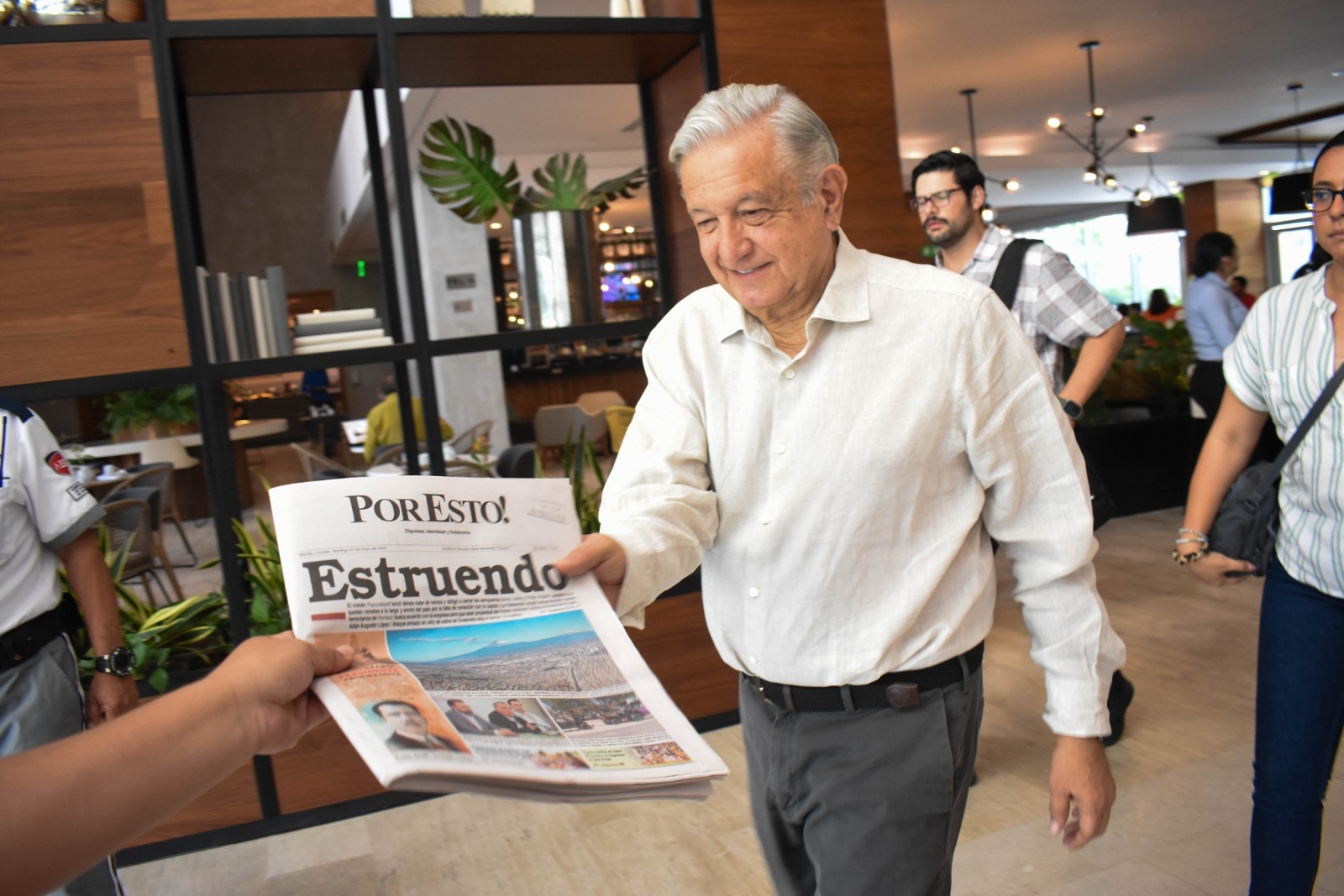 El presidente López Obrador recibe el ejemplar dominical de Por Esto!